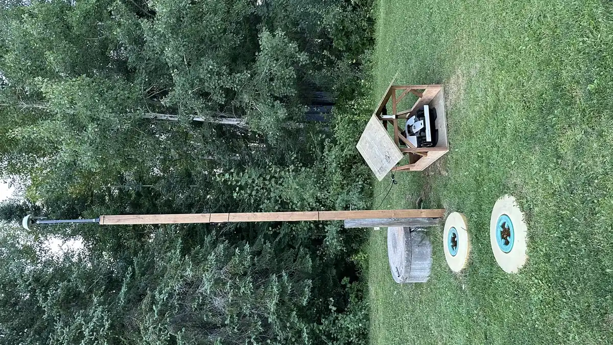 Robotgressklipper i eget hus av tre, brukt som vinterlagring og garasje