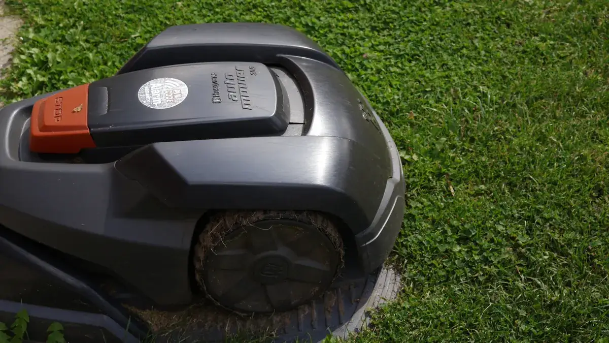 Robotgressklipper av typen Husqvarna Automower på en plen