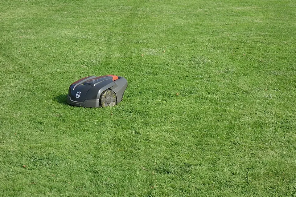 Robotgressklipper på en velstelt plen